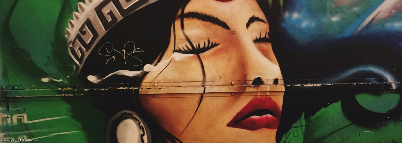 Wandmalerei mit dem Portrait einer Frau mit geschlossenen Augen