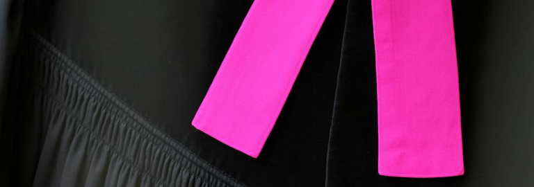 Talar einer Pfarrerin mit rosa Beffchen