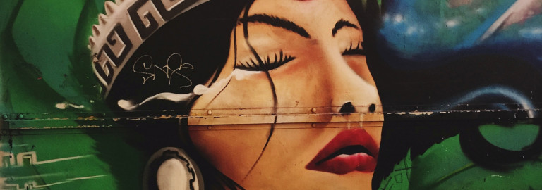 Wandmalerei mit dem Portrait einer Frau mit geschlossenen Augen