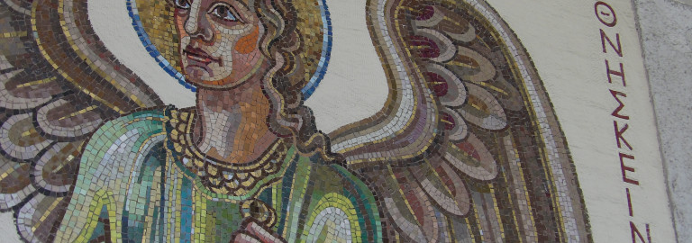Teil eines Mosaiks mit einem betenden Engel