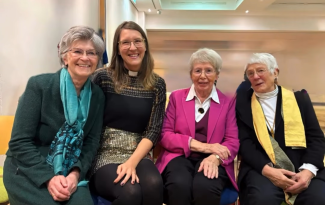 Gruppenfoto der Pfarrerinnen auf dem Podium, von links: Susanne Breit-Kessler, Dr. Tia Pelz, Renate Breit, Barbara Dietzfelbinger. Foto: Christoph Breit