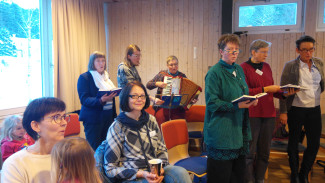 Menschen beim Singen